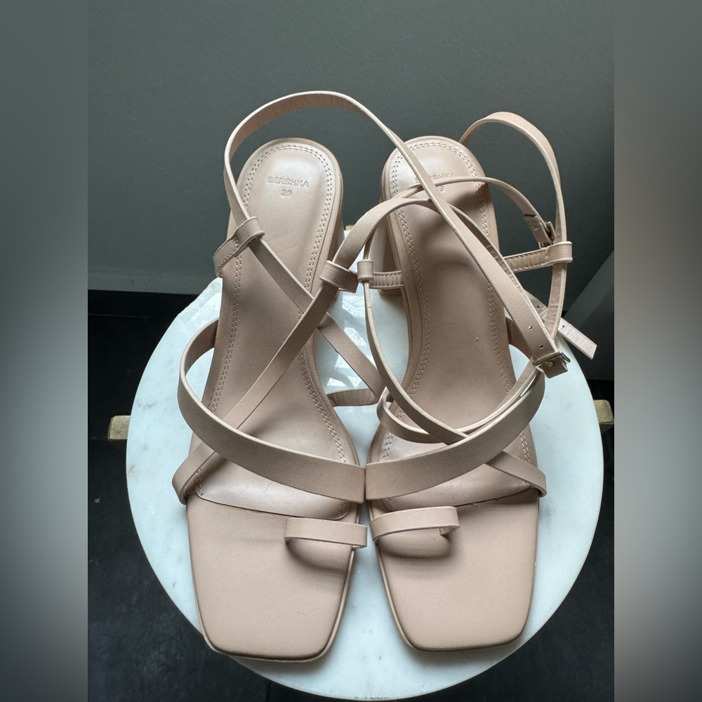 Bershka Tan Sandals Minimalist Design